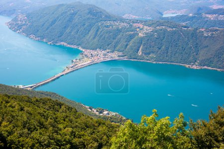 Foto de Beautiful big mountain lake with a bridge in Switzerland - Imagen libre de derechos