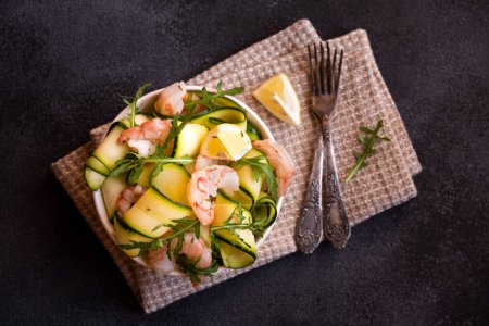 Photo pour Delisicous seafood salad with shrimps and zucchini - image libre de droit