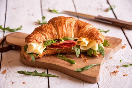 Téléchargez les photos : Croissant sandwich with cheese and arugula - en image libre de droit