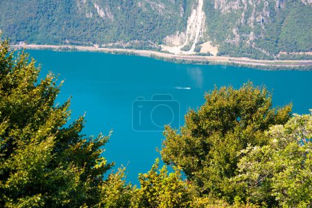 Foto de Beautiful big mountain lake with a bridge in Switzerland - Imagen libre de derechos