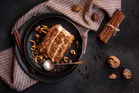 Téléchargez les photos : A slice of delicious homeade winter cake with walnus and cinnamon - en image libre de droit