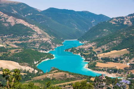 Téléchargez les photos : Beautiful Fiastra lake in Italy from above - en image libre de droit