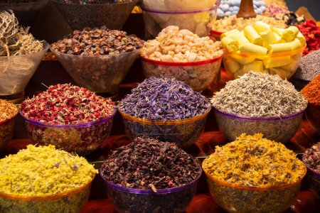 Téléchargez les photos : Colorful spices and herbs sold on traditional market - en image libre de droit