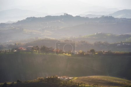 Foto de Paisaje rural, campos agrícolas entre colinas - Imagen libre de derechos