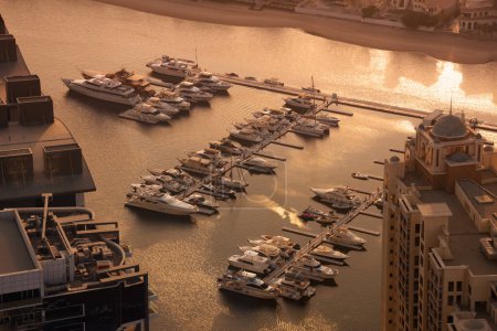 Téléchargez les photos : Port de Dubaï avec de nombreux bateaux au coucher du soleil - en image libre de droit
