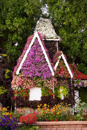Téléchargez les photos : Maisons fleuries au jardin Miracle à Dubaï, beau parc avec fleurs et décoration - en image libre de droit