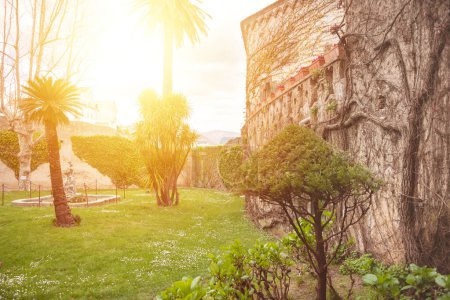 Téléchargez les photos : Ancienne villa à Ravello, Italie avec un jardin ensoleillé - en image libre de droit