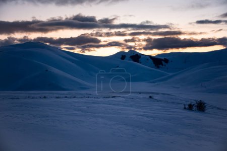 Téléchargez les photos : Paysage hivernal au crépuscule après le coucher du soleil, belles montagnes avec neige - en image libre de droit