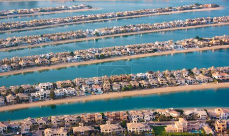 Foto de Palm Jumeirah isla en Dubai al atardecer, arquitectura moderna, playas y villas - Imagen libre de derechos