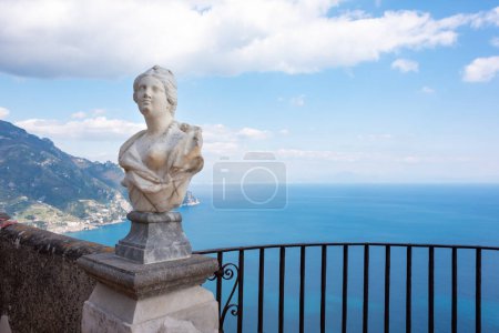 Foto de Terraza de villa Cimbrone con estatuas de mármol sobre el mar con vistas a la costa de Amalfi - Imagen libre de derechos