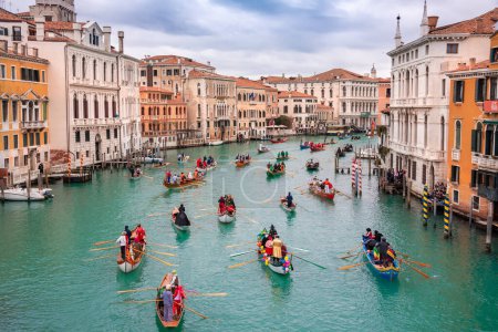 Téléchargez les photos : Venise, Italie, Grand Canal. Ouverture du carnaval de Venise. Gondole bateaux parade nautique - en image libre de droit