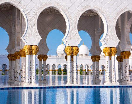 Foto de Mezquita Sheikh Zayed de mármol blanco en la ciudad de Abu Dhabi, Emiratos Árabes Unidos - Imagen libre de derechos