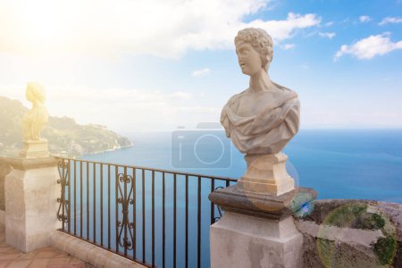 Foto de Terraza de villa Cimbrone con estatuas de mármol sobre el mar con vistas a la costa de Amalfi - Imagen libre de derechos