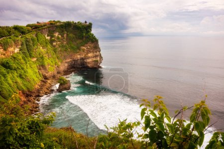 Foto de Acantilado de Uluwatu en la costa del océano en Bali, Indonesia - Imagen libre de derechos