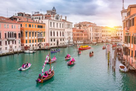 Foto de Venecia, Italia, Gran Canal. Apertura del carnaval de Venecia. Góndola barcos desfile de agua - Imagen libre de derechos