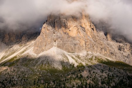Téléchargez les photos : Alpes de Dolomite dans le nord de l'Italie, beau paysage de montagne - en image libre de droit
