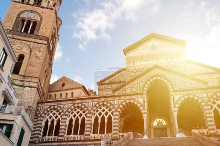 Téléchargez les photos : Cathédrale amalfitaine sur la côte amalfitaine en Italie - en image libre de droit