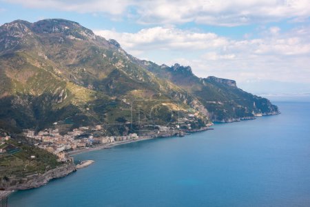 Téléchargez les photos : Vue panoramique sur la côte de mer en Italie. Paysage côtier méditerranéen - en image libre de droit