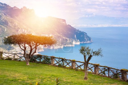 Foto de Vista panorámica de un parque en Ravello con vistas a la costa de Amalfi, Italia - Imagen libre de derechos