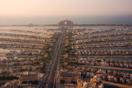 Téléchargez les photos : Palm Jumeirah île de Dubaï, architecture moderne, plages et villas - en image libre de droit