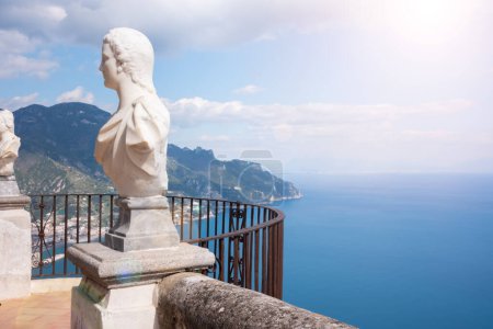 Téléchargez les photos : Terrasse de villa Cimbrone avec des statues en marbre sur la mer surplombant la côte amalfitaine - en image libre de droit