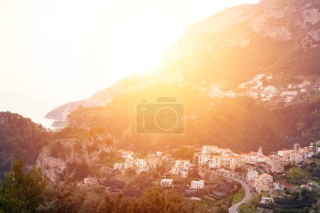 Foto de Pequeña ciudad en las montañas vistas desde Ravello en la costa de Amalfi, Italia - Imagen libre de derechos