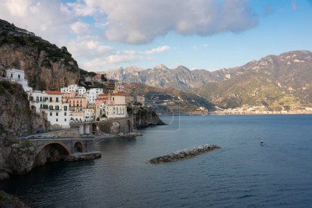 Téléchargez les photos : Côte amalfitaine en Italie, petite ville d'Atrani sur la côte rocheuse - en image libre de droit