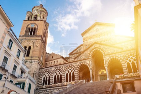 Foto de Catedral de Amalfi en la costa de Amalfi en Italia - Imagen libre de derechos