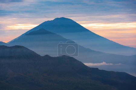 Paisaje de montaña en Bali, Indonesia. Volcanos Batur y Agung