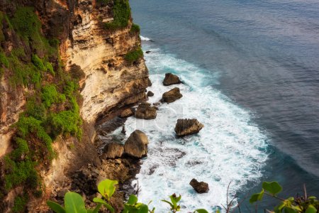 Foto de Acantilado de Uluwatu en la costa del océano en Bali, Indonesia - Imagen libre de derechos