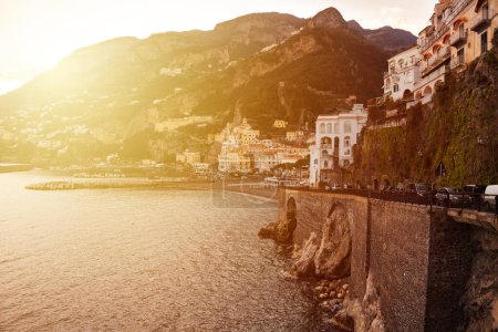 Foto de Hermosa costa de Amalfi en Italia en verano al atardecer - Imagen libre de derechos