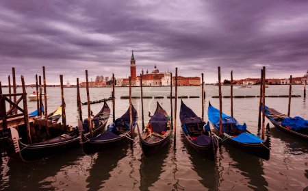 Téléchargez les photos : Gondoles à Venise à côté de la place Saint-Marc. Célèbre monument en Italie - en image libre de droit