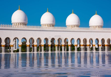 Foto de Mezquita Sheikh Zayed de mármol blanco en la ciudad de Abu Dhabi, Emiratos Árabes Unidos - Imagen libre de derechos