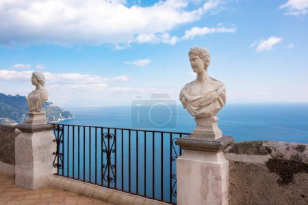 Téléchargez les photos : Terrasse de villa Cimbrone avec des statues en marbre sur la mer surplombant la côte amalfitaine - en image libre de droit