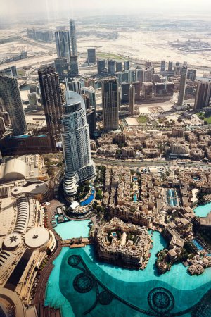 Foto de Dubai skyline al atardecer, ciudad moderna con rascacielos vistos desde el agua - Imagen libre de derechos