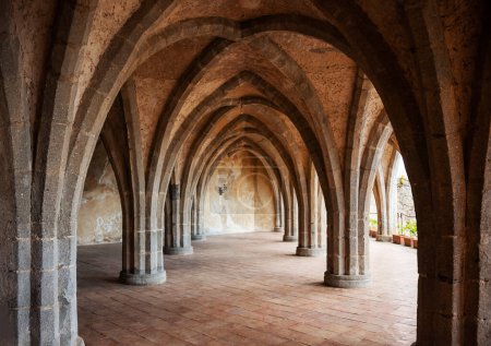 Foto de Cripta con columnas y arcos de una antigua villa en Italia - Imagen libre de derechos