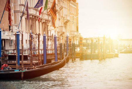 Téléchargez les photos : Grand Canal avec gondoles à Venise, Italie - en image libre de droit
