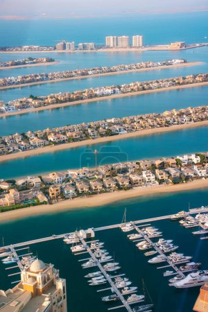Téléchargez les photos : Palm Jumeirah île de Dubaï au coucher du soleil, architecture moderne, plages et villas - en image libre de droit
