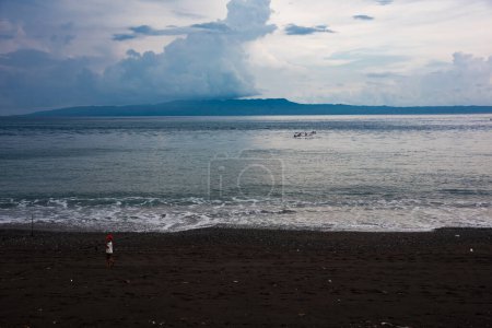Foto de Playa de arena negra al atardecer en Bali, Indonesia - Imagen libre de derechos