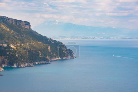 Téléchargez les photos : Vue panoramique sur la côte de mer en Italie. Paysage côtier méditerranéen - en image libre de droit