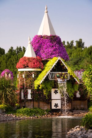 Téléchargez les photos : Maisons fleuries au jardin Miracle à Dubaï, beau parc avec fleurs et décoration - en image libre de droit