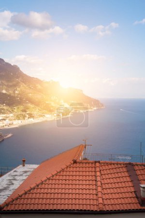 Téléchargez les photos : Belle côte amalfitaine en Italie en été au coucher du soleil - en image libre de droit