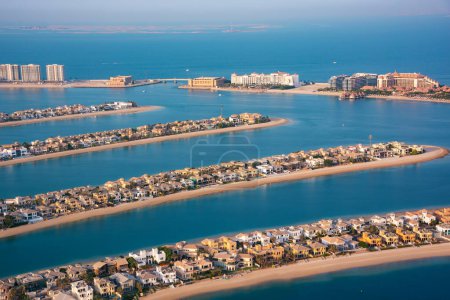 Téléchargez les photos : Palm Jumeirah île de Dubaï au coucher du soleil, architecture moderne, plages et villas - en image libre de droit