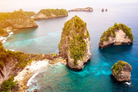 Téléchargez les photos : Océan et petites îles vue sur Bali, Indonésie - en image libre de droit