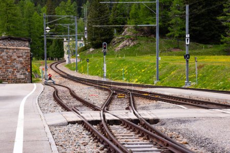 Téléchargez les photos : Nombreuses voies ferrées en été, Suisse - en image libre de droit