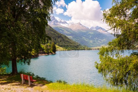 Téléchargez les photos : Lac de montagne en Suisse Alpes en été - en image libre de droit