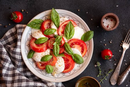 Téléchargez les photos : Salade Caprese au fromage mozzarella et tomates de la cuisine italienne - en image libre de droit