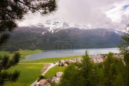 Téléchargez les photos : Les personnes qui font du kitesurf sur un lac de montagne, Suisse - en image libre de droit
