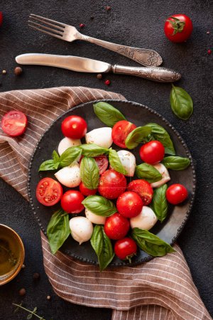 Téléchargez les photos : Salade Caprese au fromage mozzarella et tomates de la cuisine italienne - en image libre de droit