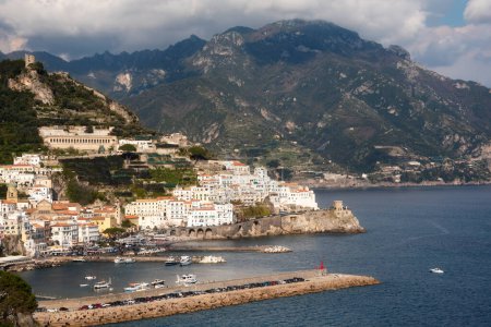 Foto de Escénica costa de Amalfi en Italia con una pequeña ciudad costera - Imagen libre de derechos